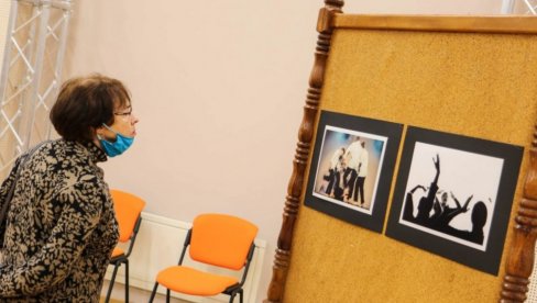 „RAZNOBOJNA MUZIKA“ KROZ OBJEKTIV DAMIRA VUJKOVIĆA: U Mađarskom kulturnom centru na Paliću postavljena izložba fotografija „RAZNOBOJNA MUZIKA“ KROZ OBJEKTIV DAMIRA VUJKOVIĆA: U Mađarskom kulturnom centru na Paliću postavljena izložba fotografija