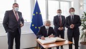 СТАТУС КАНДИДАТА СЛЕДЕЋЕ ГОДИНЕ? Чланови Председништва БиХ у заједничкој посети седишту Европске уније у Бриселу