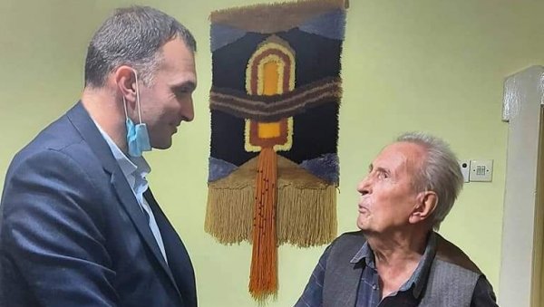 ГРАДОНАЧЕЛНИК ОБИШАО 97-ГОДИШЊЕГ РАДЕТА ВЛАИСАВЉЕВИЋА: Симо Салапура пожелео једном од настаријиг Зрењанинаца добро здравље ГРАДОНАЧЕЛНИК ОБИШАО 97-ГОДИШЊЕГ РАДЕТА ВЛАИСАВЉЕВИЋА: Симо Салапура пожелео једном од настаријиг Зрењанинаца добро здравље