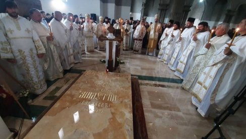 ИРИНЕЈ У ВАЉЕВУ: Патријарх служи парастос епископу Милутину у Саборном храму ИРИНЕЈ У ВАЉЕВУ: Патријарх служи парастос епископу Милутину у Саборном храму