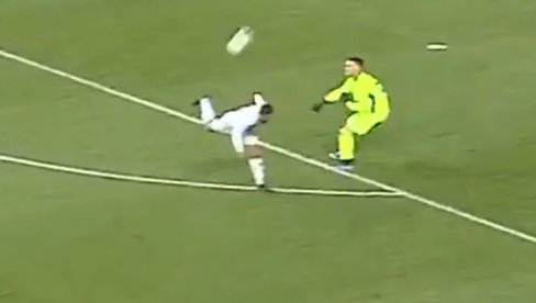 NEVEROVATAN POGODAK U AMERIČKOJ DRUGOJ LIGI: Ovakav gol do sad verovatno niste videli (VIDEO) NEVEROVATAN POGODAK U AMERIČKOJ DRUGOJ LIGI: Ovakav gol do sad verovatno niste videli (VIDEO)