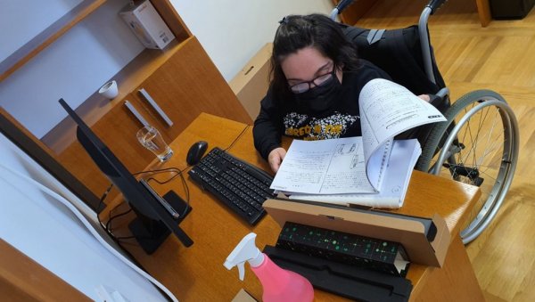 ПОГЛЕДОМ УПРАВЉАЈУ КАМЕРОМ Олакшано учење академцима са хендикепом ПОГЛЕДОМ УПРАВЉАЈУ КАМЕРОМ Олакшано учење академцима са хендикепом