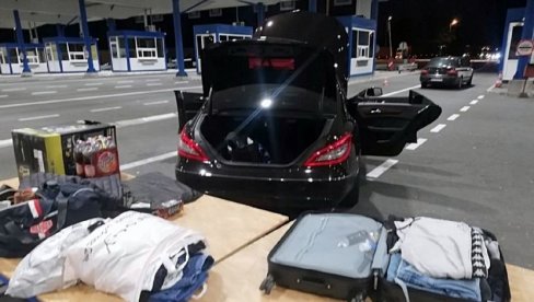 ЦАРИНИЦИ ЗАУСТАВИЛИ АЛБАНЦА НА БАТРОВЦИМА: У колима није било ништа сумњиво, а онда су му прегледали доњи веш ЦАРИНИЦИ ЗАУСТАВИЛИ АЛБАНЦА НА БАТРОВЦИМА: У колима није било ништа сумњиво, а онда су му прегледали доњи веш
