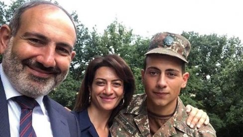 SIN JERMENSKOG PREMIJERA NA PRVOJ LINIJI FRONTA: Ašot Pašinjan stigao u Karabah, dobrovoljno se prijavio u rat (FOTO) SIN JERMENSKOG PREMIJERA NA PRVOJ LINIJI FRONTA: Ašot Pašinjan stigao u Karabah, dobrovoljno se prijavio u rat (FOTO)