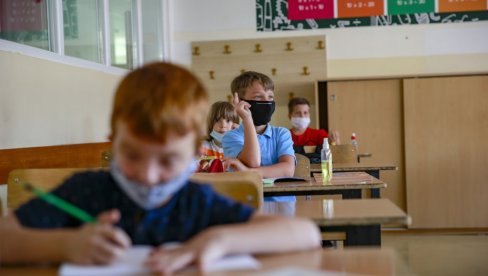 KATANAC NA ŠKOLE USLOVLJAVA KORONA: Nastava u Crnoj Gori danas počela, a u narednom periodu radiće se po sistemu semafora KATANAC NA ŠKOLE USLOVLJAVA KORONA: Nastava u Crnoj Gori danas počela, a u narednom periodu radiće se po sistemu semafora