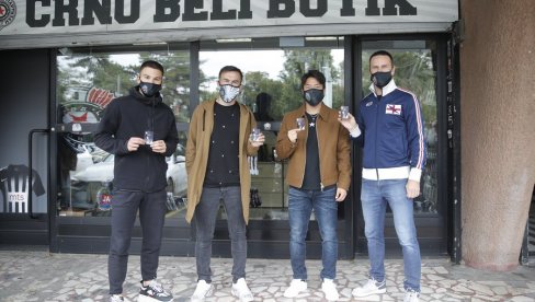 PARTIZAN PUSTIO SEZONSKE ULAZNICE: Pogodite ko je kupio prvu... (FOTO) PARTIZAN PUSTIO SEZONSKE ULAZNICE: Pogodite ko je kupio prvu... (FOTO)
