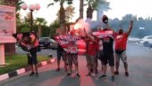 BRATSKI DOČEK ZA FUDBALERE ZVEZDE: Navijači Olimpijakosa ispratili fudbalere Zvezde na meč (VIDEO) BRATSKI DOČEK ZA FUDBALERE ZVEZDE: Navijači Olimpijakosa ispratili fudbalere Zvezde na meč (VIDEO)