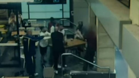 ХРВАТ НАСРНУО НА ТРУДНИЦУ У КАФИЋУ, ПА ЈЕ ГАЗИО ПО ГЛАВИ: Ужас у Аустралији (ВИДЕО) ХРВАТ НАСРНУО НА ТРУДНИЦУ У КАФИЋУ, ПА ЈЕ ГАЗИО ПО ГЛАВИ: Ужас у Аустралији (ВИДЕО)