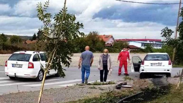 ПЕЖО ПЛЕСАО НА УЛИЦИ КАО ПИНГ ПОНГ ЛОПТИЦА: Необична соабраћајна несрећа у центру Модриче ПЕЖО ПЛЕСАО НА УЛИЦИ КАО ПИНГ ПОНГ ЛОПТИЦА: Необична соабраћајна несрећа у центру Модриче