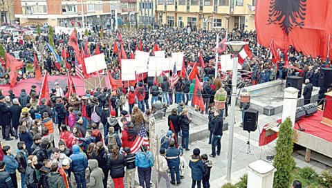 КУРТИЈУ СЕ ПРИВИЂАЈУ ТЕНКОВИ У МЕДВЕЂИ: Суспензија фиктивног пребивалишта ради се годинама уназад КУРТИЈУ СЕ ПРИВИЂАЈУ ТЕНКОВИ У МЕДВЕЂИ: Суспензија фиктивног пребивалишта ради се годинама уназад