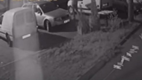 ПОГЛЕДАЈТЕ СНИМАК УБИСТВА БИЗНИСМЕНА ИЗ НОВОГ ПАЗАРА: Види се када му убица прилази и пуца (УЗНЕМИРУЈУЋИ ВИДЕО) ПОГЛЕДАЈТЕ СНИМАК УБИСТВА БИЗНИСМЕНА ИЗ НОВОГ ПАЗАРА: Види се када му убица прилази и пуца (УЗНЕМИРУЈУЋИ ВИДЕО)
