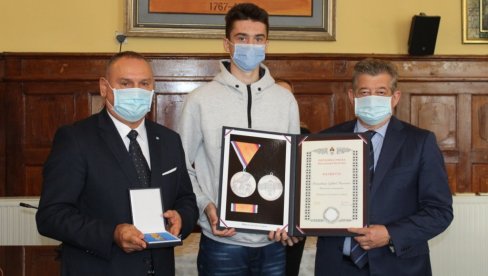 ОДЛИКОВАЊА ЗА ЈУНАКЕ РС: Дела за незаборав, признање за жртве ОДЛИКОВАЊА ЗА ЈУНАКЕ РС: Дела за незаборав, признање за жртве