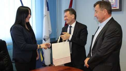 ЈОВАНА ПОНОГ ЗАВИЧАЈА: Таблет талетованој студенткињи медицине ЈОВАНА ПОНОГ ЗАВИЧАЈА: Таблет талетованој студенткињи медицине