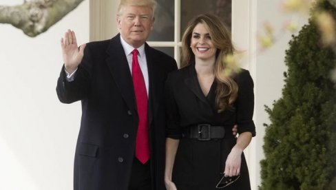 ТРАМПОВА ЕМОТИВНА ПОДРШКА: Ко је лепотица која је заразила председника САД током лета на предизборну дебату (ФОТО) ТРАМПОВА ЕМОТИВНА ПОДРШКА: Ко је лепотица која је заразила председника САД током лета на предизборну дебату (ФОТО)