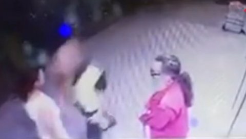 ХТЕЛА ДА ПОМОГНЕ, ПА ДОБИЛА УДАРАЦ У ГЛАВУ: Детаљи крвничког ударања жене на Новом Београду ХТЕЛА ДА ПОМОГНЕ, ПА ДОБИЛА УДАРАЦ У ГЛАВУ: Детаљи крвничког ударања жене на Новом Београду
