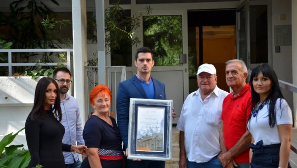 ВРЕМЕШНИ, А НАЈМОДЕРНИЈИ: ЈКП Градско стамбено одабрало: најлепши је улаз у Луке Војводића 49 у Раковици ВРЕМЕШНИ, А НАЈМОДЕРНИЈИ: ЈКП Градско стамбено одабрало: најлепши је улаз у Луке Војводића 49 у Раковици