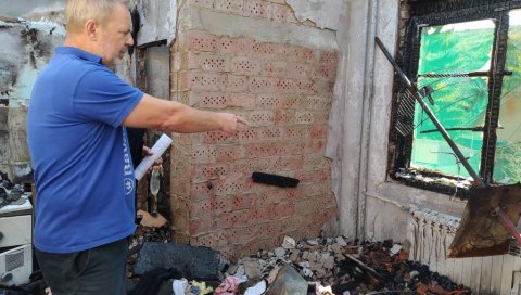 ЗБОГ ШПОРЕТА САМО ЗГАРИШТЕ: У насељу Осмица у Ресавици, са породицама чије је куће прогутао пожар ЗБОГ ШПОРЕТА САМО ЗГАРИШТЕ: У насељу Осмица у Ресавици, са породицама чије је куће прогутао пожар