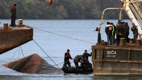 ЧЕКАЈУ РЕЗУЛТАТЕ НОВЕ ИСТРАГЕ: Наводе из последњег вештачења о потонућу барже Београд 10 , у Министарству саобраћаја сматрају преурањеним ЧЕКАЈУ РЕЗУЛТАТЕ НОВЕ ИСТРАГЕ: Наводе из последњег вештачења о потонућу барже Београд 10 , у Министарству саобраћаја сматрају преурањеним