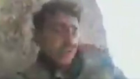УЗНЕМИРУЈУЋИ СНИМАК ДИРЕКТНО СА ФРОНТА: Сиријски плаћеник моли за помоћ док око њега падају гранате (ВИДЕО) УЗНЕМИРУЈУЋИ СНИМАК ДИРЕКТНО СА ФРОНТА: Сиријски плаћеник моли за помоћ док око њега падају гранате (ВИДЕО)
