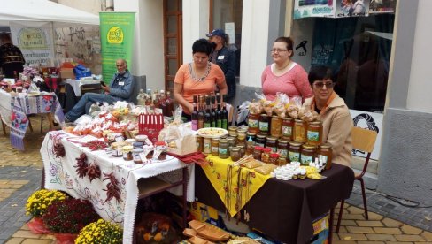TRADICIONALNA MANIFESTACIJA U SOMBORU: Festival organske etno-hrane i pića (FOTO) TRADICIONALNA MANIFESTACIJA U SOMBORU: Festival organske etno-hrane i pića (FOTO)