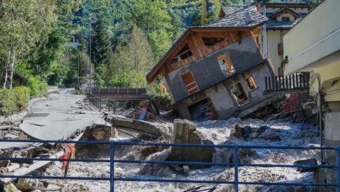 BUJICE NOSILE PUTEVE I MOSTOVE, NESTALO 11, POGINULA JEDNA OSOBA: Obilne padavne izazvale poplave u Italiji (FOTO) BUJICE NOSILE PUTEVE I MOSTOVE, NESTALO 11, POGINULA JEDNA OSOBA: Obilne padavne izazvale poplave u Italiji (FOTO)