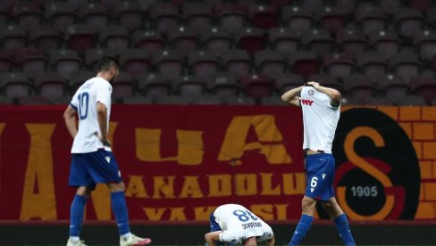 HAOS NA POLJUDU: Igrači Hajduka se svađali ko će izvesti penal u 90. minutu, pobednik promašio (VIDEO) HAOS NA POLJUDU: Igrači Hajduka se svađali ko će izvesti penal u 90. minutu, pobednik promašio (VIDEO)