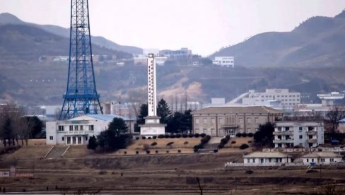 ПРОПАГАНДНО СЕЛО У ЈЕДНОЈ ОД НАЈОПАСНИЈИХ ЗОНА НА СВЕТУ: Како је Северна Кореја обмањивала комшије (ВИДЕО) ПРОПАГАНДНО СЕЛО У ЈЕДНОЈ ОД НАЈОПАСНИЈИХ ЗОНА НА СВЕТУ: Како је Северна Кореја обмањивала комшије (ВИДЕО)