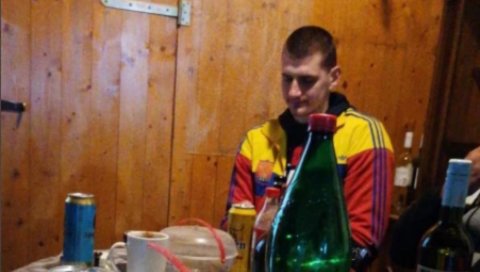 ЗА СТОЛОМ АЛКОХОЛ И ЦИГАРЕТЕ: Никола, како теку припреме за нову НБА сезону? (ФОТО) ЗА СТОЛОМ АЛКОХОЛ И ЦИГАРЕТЕ: Никола, како теку припреме за нову НБА сезону? (ФОТО)