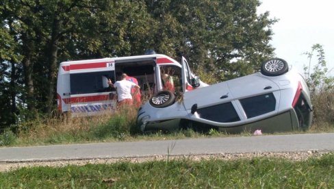 NESREĆA KOD SREDNJEG PRNJAVORA: Starcu se učinilo da je video mačku, prevrnuo automobil pored puta (FOTO) NESREĆA KOD SREDNJEG PRNJAVORA: Starcu se učinilo da je video mačku, prevrnuo automobil pored puta (FOTO)