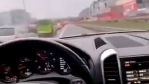 СНИМАК КОЈИ ЈЕ РАЗБЕСНЕО СРБИЈУ: Треште народњаци, а он дао пун гас у зауставној траци (ВИДЕО) СНИМАК КОЈИ ЈЕ РАЗБЕСНЕО СРБИЈУ: Треште народњаци, а он дао пун гас у зауставној траци (ВИДЕО)