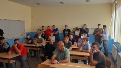У ТОКУ ЈЕ САСТАНАК СРБА И ПРЕДСТАВНИКА КФОР-А: Грађани тврде да су ово оркестрирани напади У ТОКУ ЈЕ САСТАНАК СРБА И ПРЕДСТАВНИКА КФОР-А: Грађани тврде да су ово оркестрирани напади