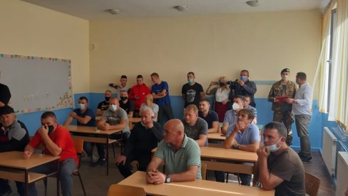 У ТОКУ ЈЕ САСТАНАК СРБА И ПРЕДСТАВНИКА КФОР-А: Грађани тврде да су ово оркестрирани напади У ТОКУ ЈЕ САСТАНАК СРБА И ПРЕДСТАВНИКА КФОР-А: Грађани тврде да су ово оркестрирани напади