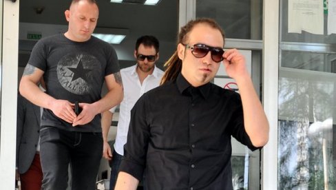 РАСТА ДАНАС ПРЕД СУДОМ: Реперу ће бити изречена пресуда због поседовања наркотика РАСТА ДАНАС ПРЕД СУДОМ: Реперу ће бити изречена пресуда због поседовања наркотика