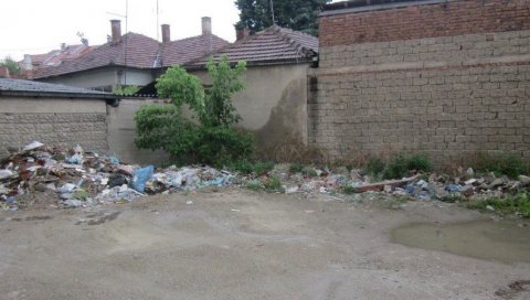 ЧИСТЕ СМЕЋЕ - САДЕ ДРВОРЕДЕ: Локална самоуправа у Лесковцу сваког викенда ратује са нелегалним депонијама у 144 насеља ЧИСТЕ СМЕЋЕ - САДЕ ДРВОРЕДЕ: Локална самоуправа у Лесковцу сваког викенда ратује са нелегалним депонијама у 144 насеља