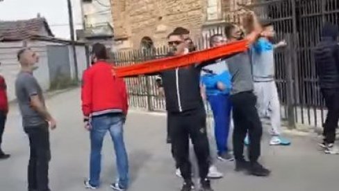 АЛБАНСКА ПРОВОКАЦИЈА ПРЕД БОГОРОДИЦОМ ЉЕВИШКОМ: Навијачи узвикивали Косово је срце Албаније и вређали вернике (ВИДЕО) АЛБАНСКА ПРОВОКАЦИЈА ПРЕД БОГОРОДИЦОМ ЉЕВИШКОМ: Навијачи узвикивали Косово је срце Албаније и вређали вернике (ВИДЕО)