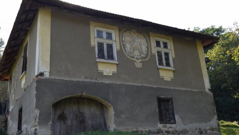 ЧУВА ГРБ И УСПОМЕНУ НА ТАСТА: Необична фасада на кући Мирослава Минића (92), у селу код Рековца ЧУВА ГРБ И УСПОМЕНУ НА ТАСТА: Необична фасада на кући Мирослава Минића (92), у селу код Рековца
