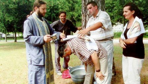 КУМ НИЈЕ ДУГМЕ: Илија Мастиловић (45) из Требиња позив за кумство до сада прихватио чак 40 пута КУМ НИЈЕ ДУГМЕ: Илија Мастиловић (45) из Требиња позив за кумство до сада прихватио чак 40 пута