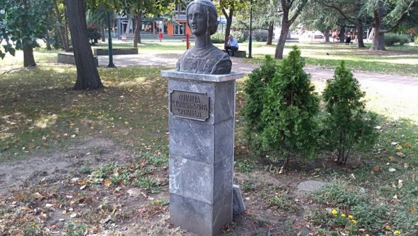 БИСТА „СРПКИЊЕ“ враћена на постамент у Пожаревцу БИСТА „СРПКИЊЕ“ враћена на постамент у Пожаревцу