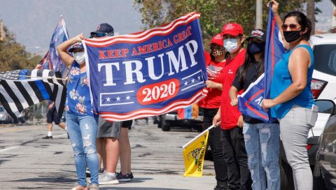 СРБИ ЧЕКАЛИ ТРАМПА ИСПРЕД БОЛНИЦЕ: Међу присталицама америчког председника налазе се и наши сународници (ВИДЕО) СРБИ ЧЕКАЛИ ТРАМПА ИСПРЕД БОЛНИЦЕ: Међу присталицама америчког председника налазе се и наши сународници (ВИДЕО)