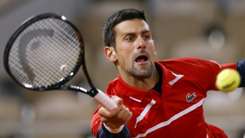 NOVAK PONOVO U CENTRU PAŽNJE: Đoković opet pogodio sudiju u glavu (VIDEO) NOVAK PONOVO U CENTRU PAŽNJE: Đoković opet pogodio sudiju u glavu (VIDEO)
