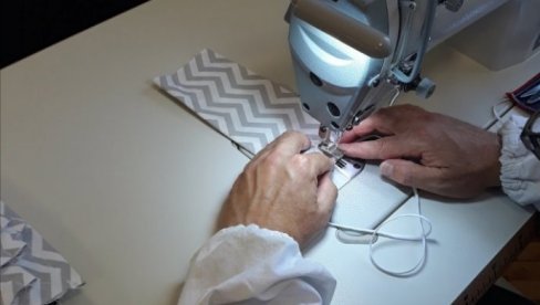 ZATVORSKE MASKE IZ SRBIJE NA REVIJI U ITALIJI: Osuđenici iz KPZ u Sremskoj Mitrovici šiju zaštitnu opremu (FOTO) ZATVORSKE MASKE IZ SRBIJE NA REVIJI U ITALIJI: Osuđenici iz KPZ u Sremskoj Mitrovici šiju zaštitnu opremu (FOTO)