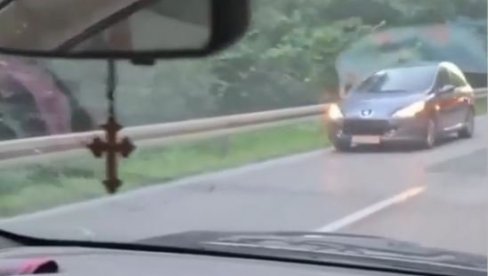 SNIMAK SA IRIŠKOG VENCA RAZBESNEO JAVNOST: Bahatost bez granica, dao gas u suprotnom smeru (VIDEO) SNIMAK SA IRIŠKOG VENCA RAZBESNEO JAVNOST: Bahatost bez granica, dao gas u suprotnom smeru (VIDEO)