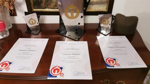 ФЕСТИВАЛ ФИЛМА „ЗЛАТНА БУКЛИЈА“: У Великој Плани уручена признања најбољима ФЕСТИВАЛ ФИЛМА „ЗЛАТНА БУКЛИЈА“: У Великој Плани уручена признања најбољима