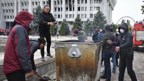 ХАОС У КИРГИЗИЈИ: Бачен сузавац, запаљен парламент, у протестима повређено преко 590 људи ХАОС У КИРГИЗИЈИ: Бачен сузавац, запаљен парламент, у протестима повређено преко 590 људи