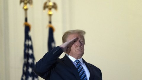 ТРАМП ПОПУЛАРНИЈИ ОД МАЈЛИ САЈРУС: Осећам се као Елвис због хит песме са затвореницима ТРАМП ПОПУЛАРНИЈИ ОД МАЈЛИ САЈРУС: Осећам се као Елвис због хит песме са затвореницима