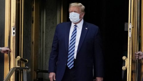 У ПАРАЋИНУ ОСВАНУО БИЛБОРД СА ТРАМПОВИМ ЛИКОМ: Уз речи из култног филма грађани послали подршку америчком председнику (ФОТО) У ПАРАЋИНУ ОСВАНУО БИЛБОРД СА ТРАМПОВИМ ЛИКОМ: Уз речи из култног филма грађани послали подршку америчком председнику (ФОТО)