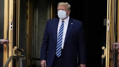 У ПАРАЋИНУ ОСВАНУО БИЛБОРД СА ТРАМПОВИМ ЛИКОМ: Уз речи из култног филма грађани послали подршку америчком председнику (ФОТО) У ПАРАЋИНУ ОСВАНУО БИЛБОРД СА ТРАМПОВИМ ЛИКОМ: Уз речи из култног филма грађани послали подршку америчком председнику (ФОТО)