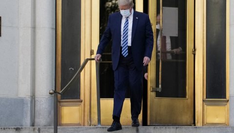 АМЕРИЧКИ ПРЕДСЕДНИК: Трамп намеравао да покаже Супермен мајицу испод кошуље АМЕРИЧКИ ПРЕДСЕДНИК: Трамп намеравао да покаже Супермен мајицу испод кошуље