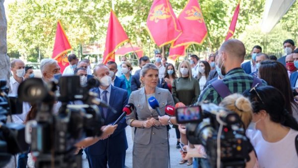 ПЉУШТЕ ОСТАВКЕ У ВРХУ СДП: Потреси у странци, после краха на изборима ПЉУШТЕ ОСТАВКЕ У ВРХУ СДП: Потреси у странци, после краха на изборима