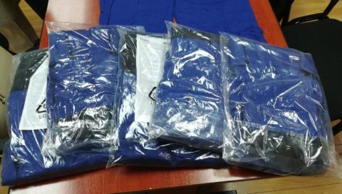 СТИГЛЕ НОВЕ УНИФОРМЕ: Донација техничкој служби краљевачког дома здравља СТИГЛЕ НОВЕ УНИФОРМЕ: Донација техничкој служби краљевачког дома здравља